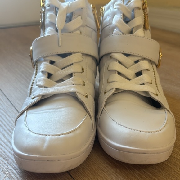 GBG Los Angeles White Quilted Sneakers with Gold Accents - Picture 10 of 13
